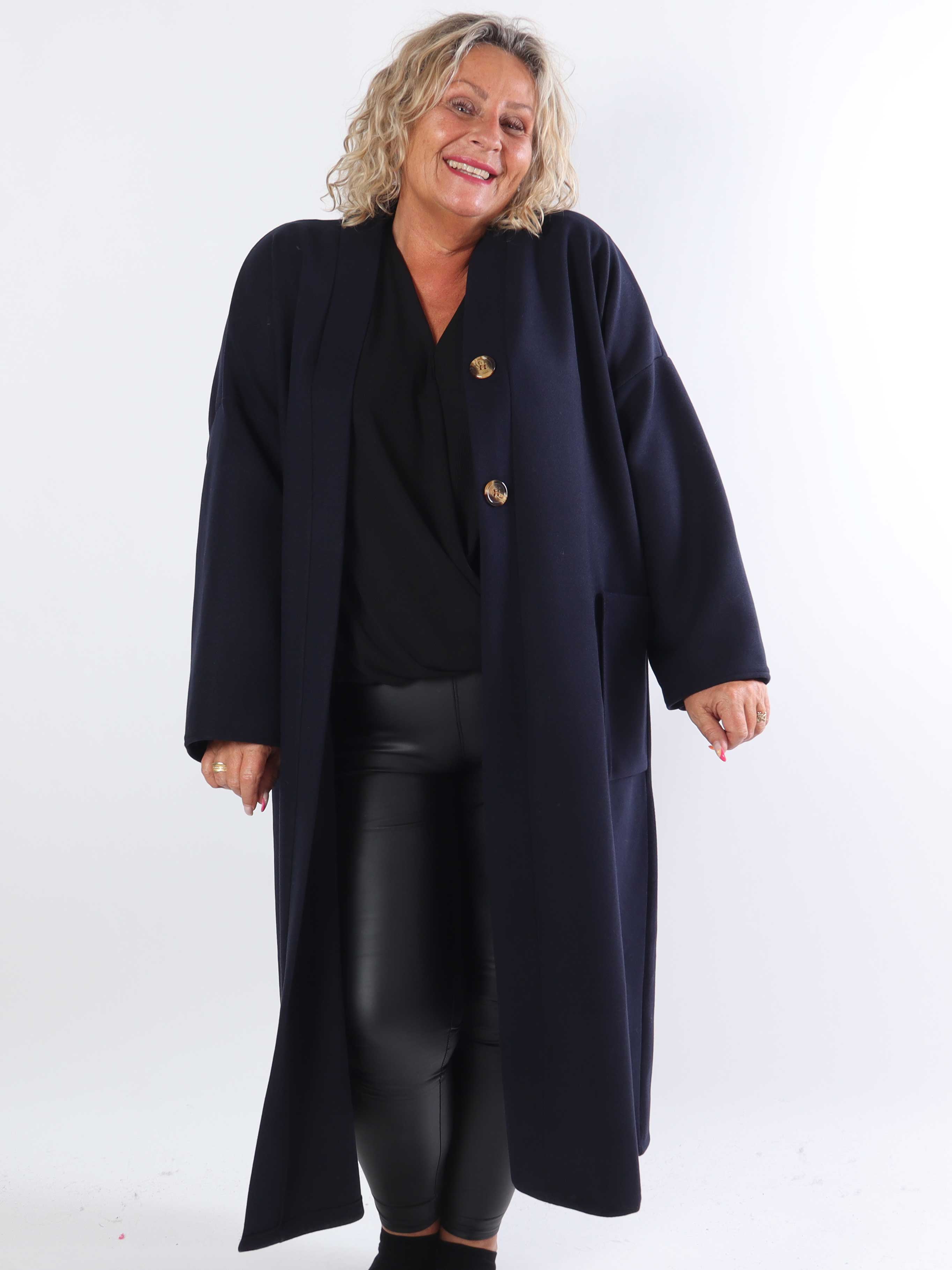 Abbelin - Lång plus size-kappa med dekorativa knappar